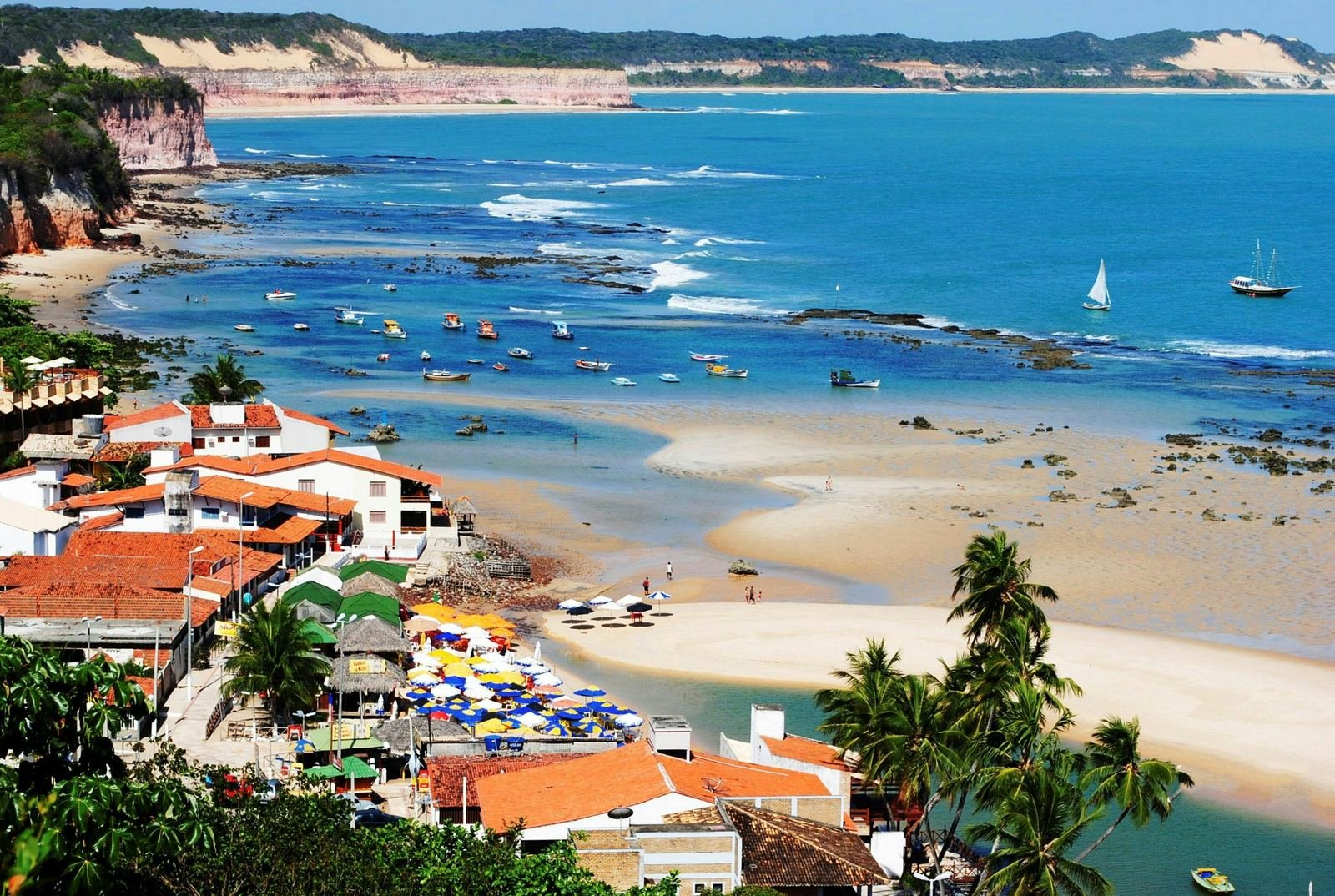 Vista aérea da praia e da vila de Pipa